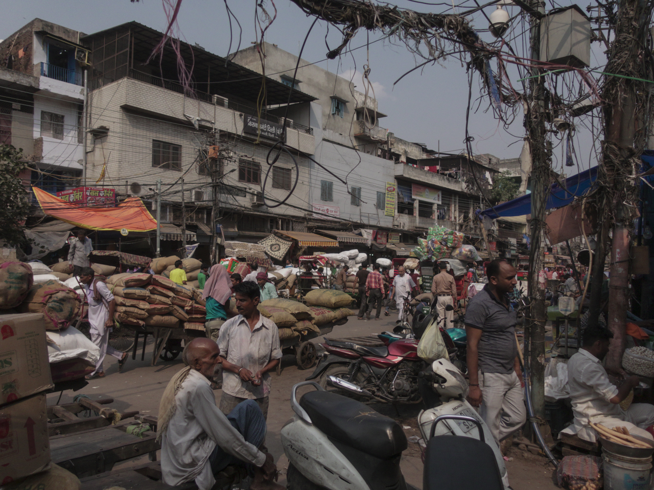This picture depicts the everyday life and business that takes place at the spice market in Old Dehli.