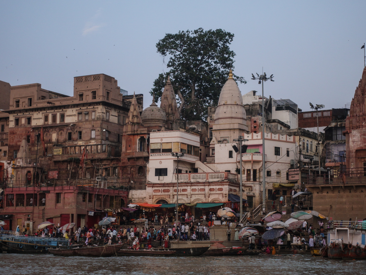 Indian people travel from all over to take a bath in the Ganges river, wash away their sins and bury their dead family members.